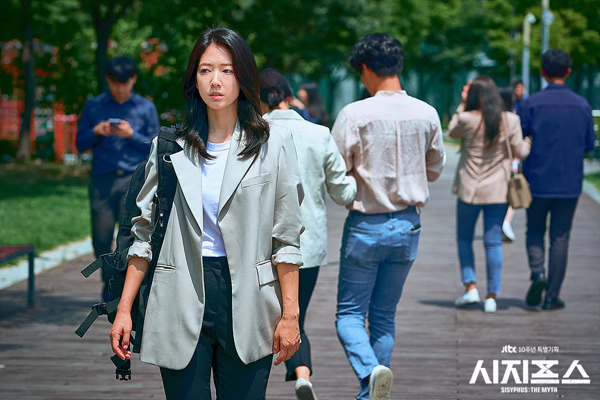 地表最強女主角《薛西佛斯的神話》朴信惠！盤點她在劇中數款造型，軍風潮流成時尚寵兒